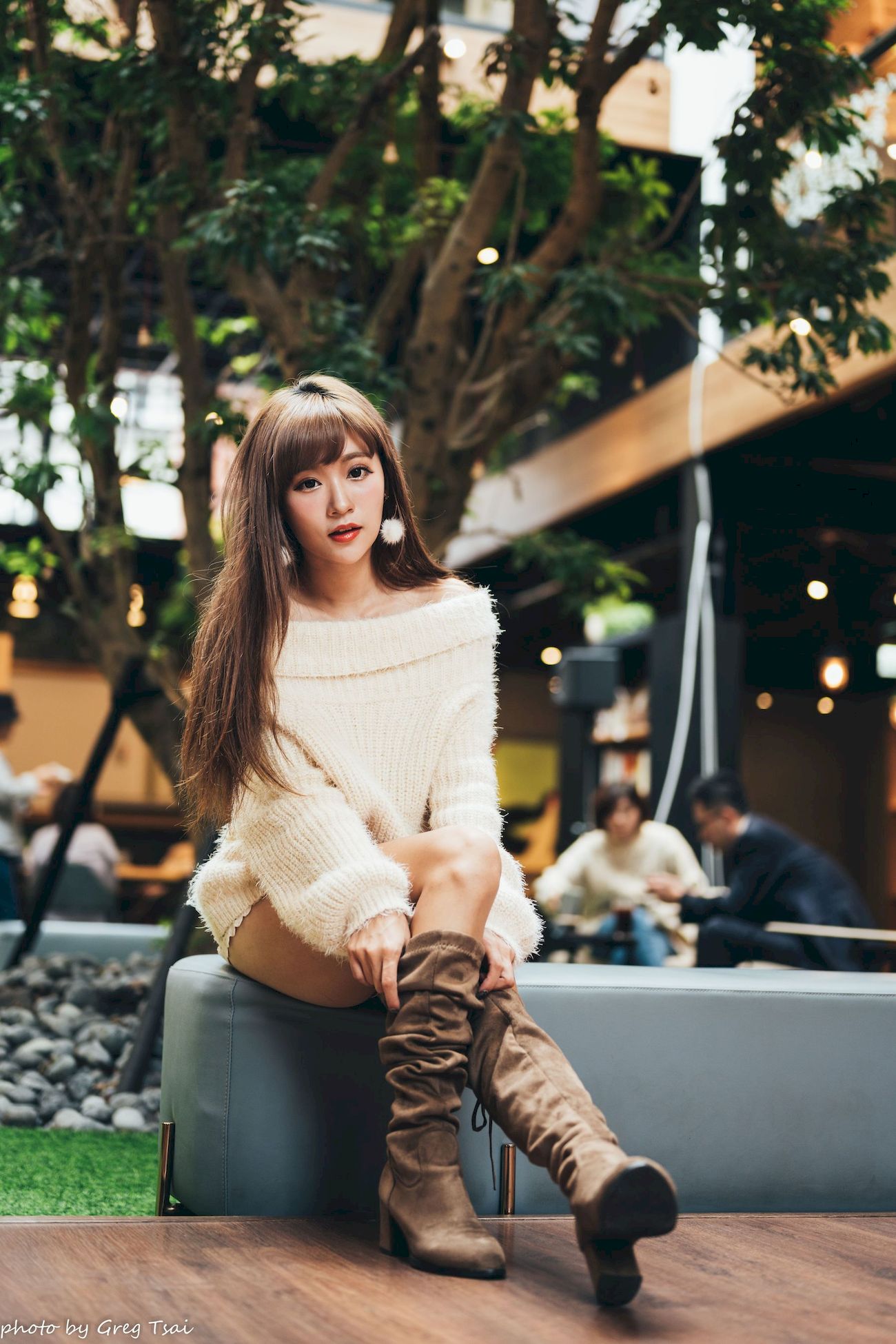 凯云身着‌白色毛绒针织上衣户外慵懒写真