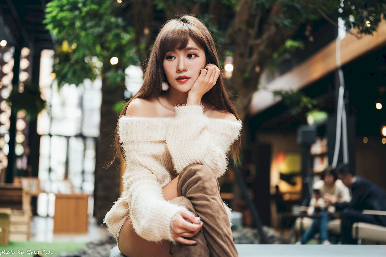 凯云身着‌白色毛绒针织上衣户外慵懒写真