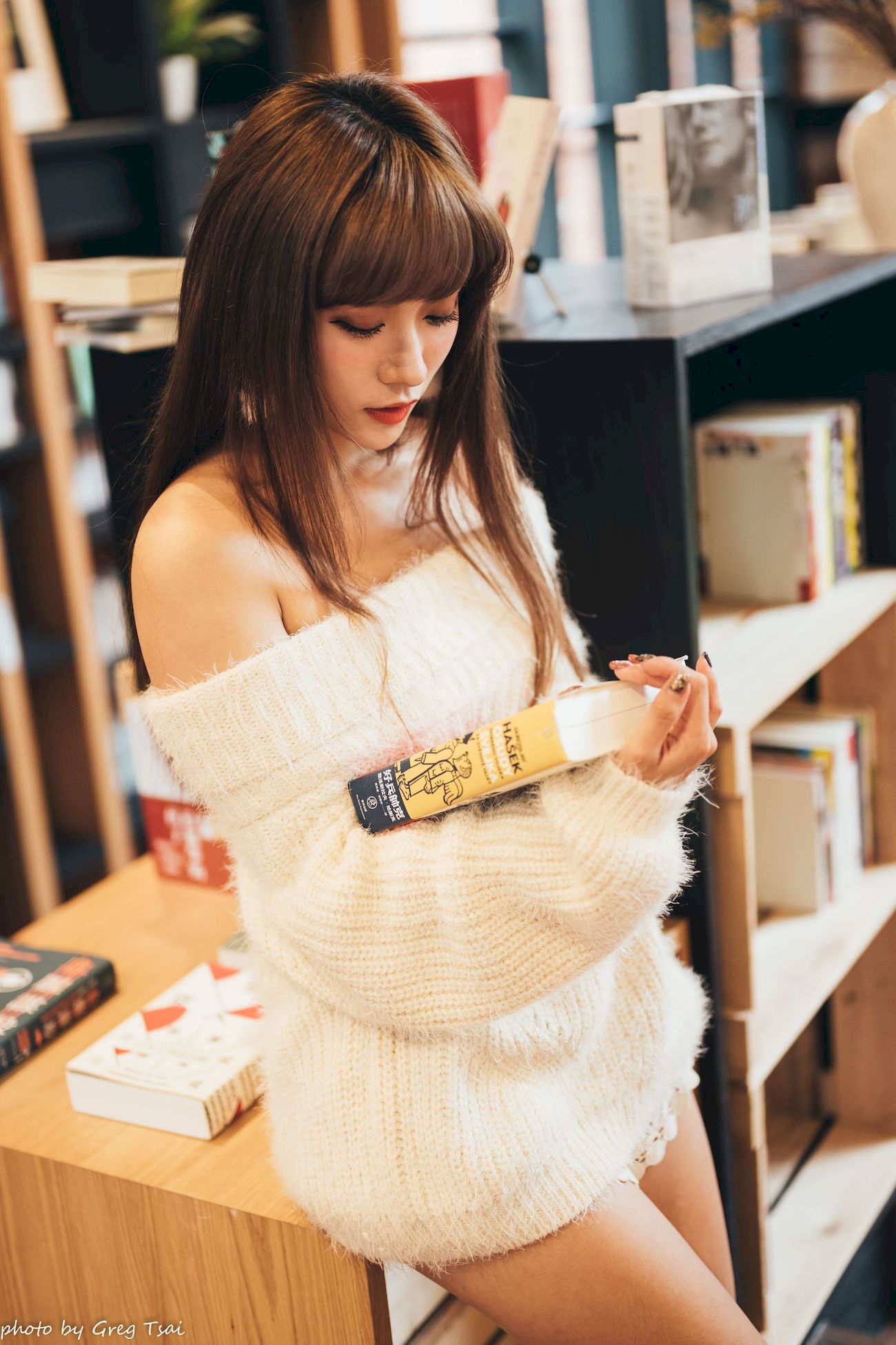 凯云身着‌白色毛绒针织上衣户外慵懒写真