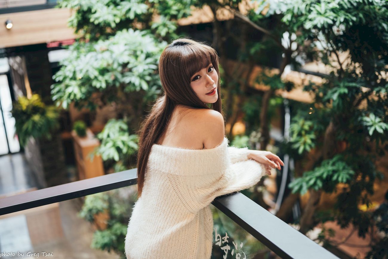 凯云身着‌白色毛绒针织上衣户外慵懒写真