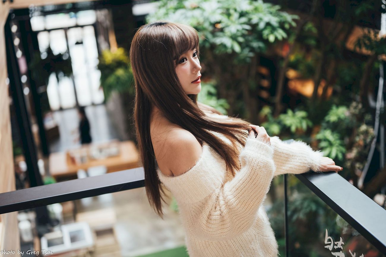 凯云身着‌白色毛绒针织上衣户外慵懒写真