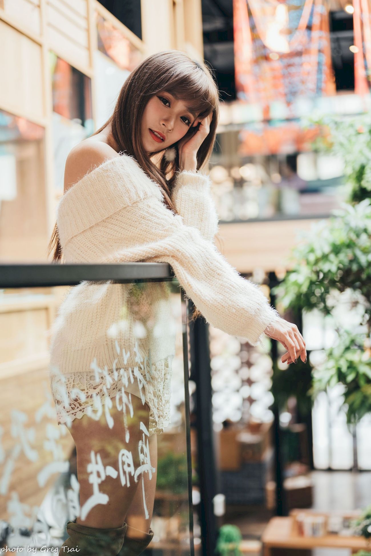 凯云身着‌白色毛绒针织上衣户外慵懒写真