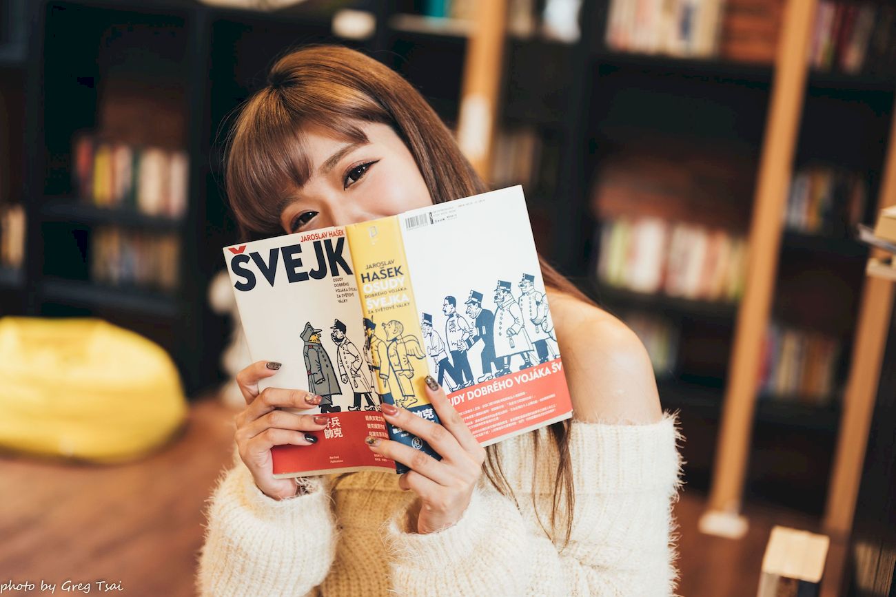 凯云身着‌白色毛绒针织上衣户外慵懒写真