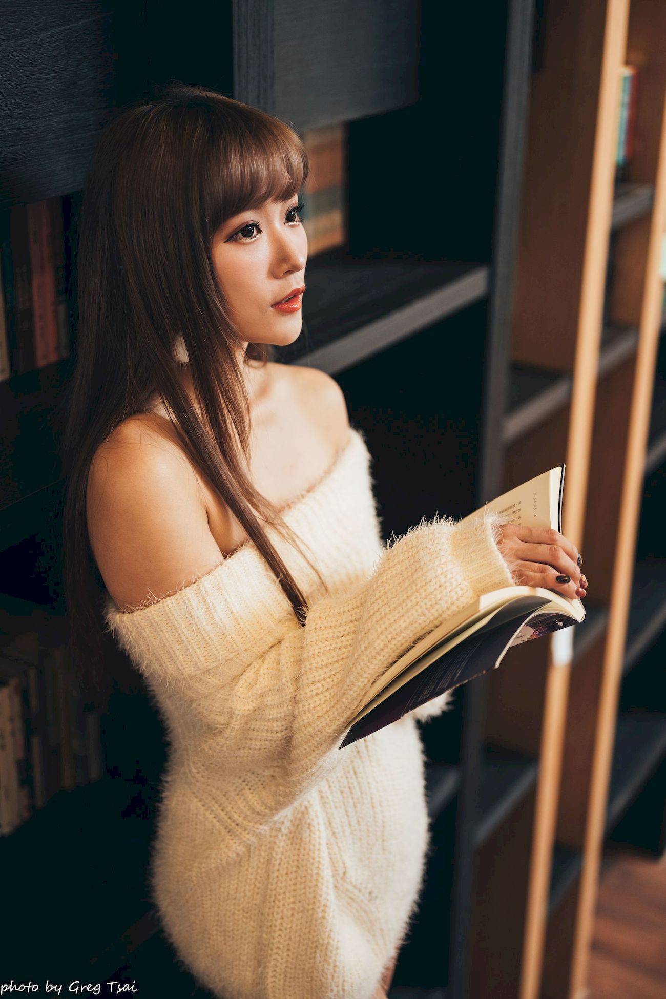 凯云身着‌白色毛绒针织上衣户外慵懒写真