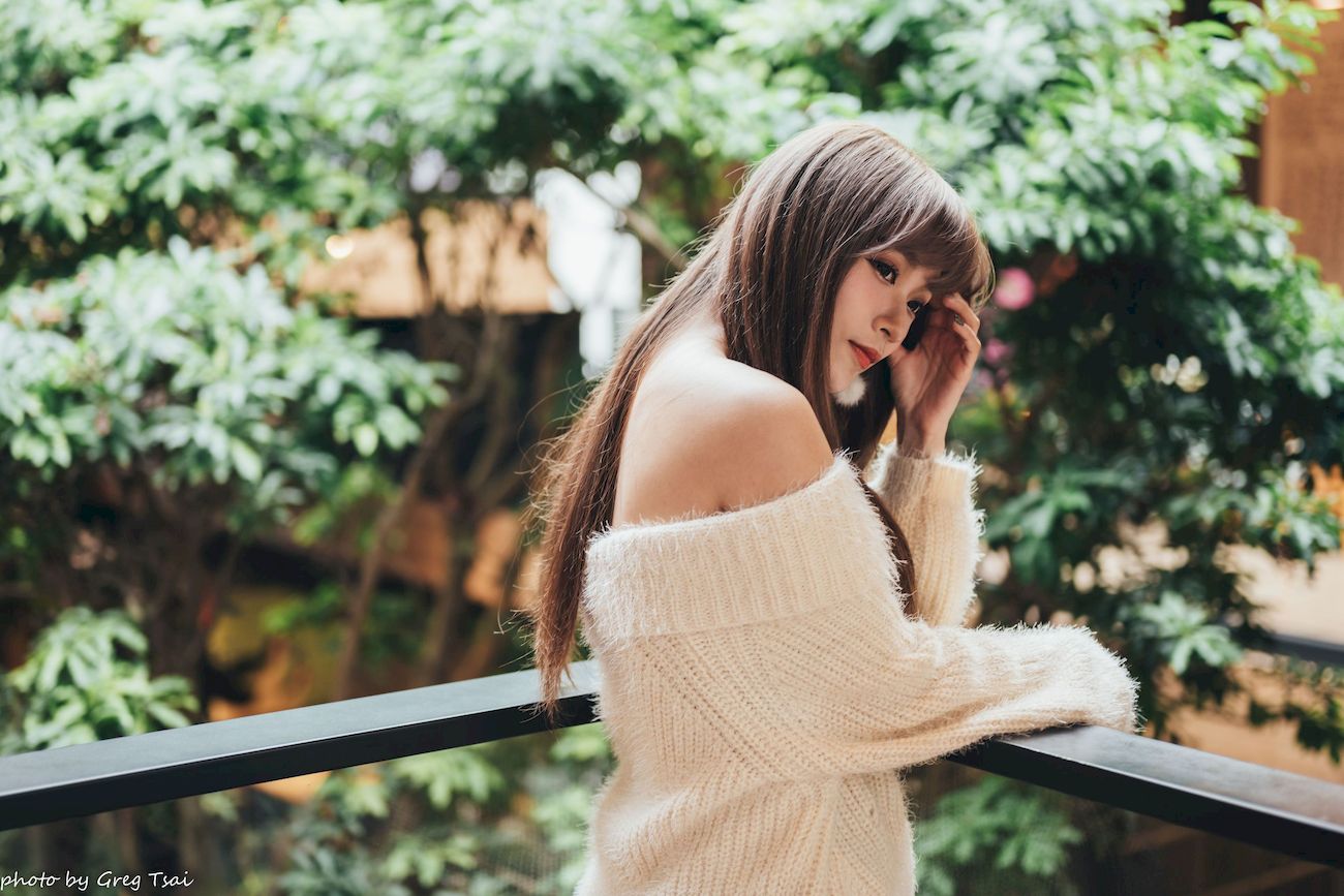 凯云身着‌白色毛绒针织上衣户外慵懒写真