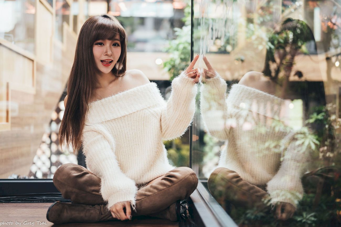 凯云身着‌白色毛绒针织上衣户外慵懒写真