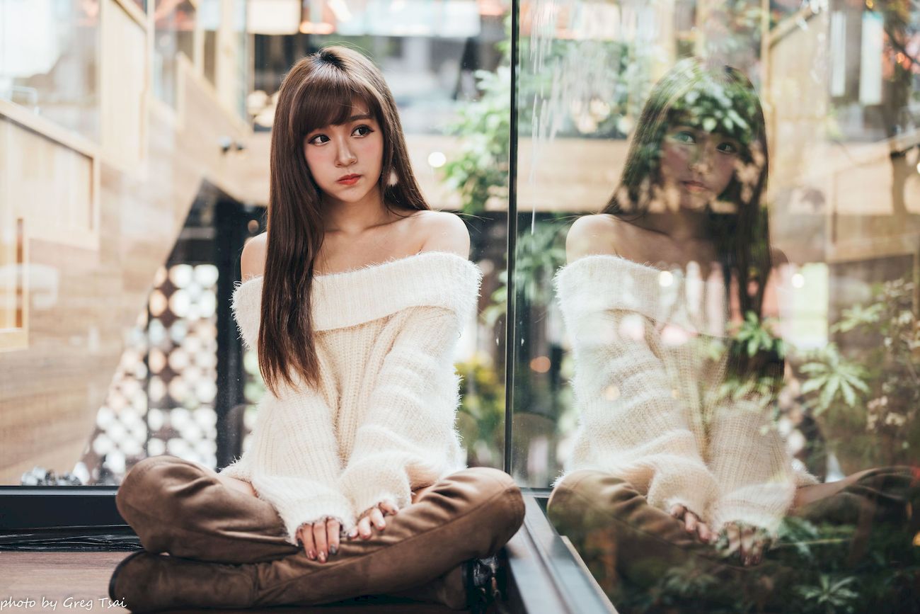 凯云身着‌白色毛绒针织上衣户外慵懒写真