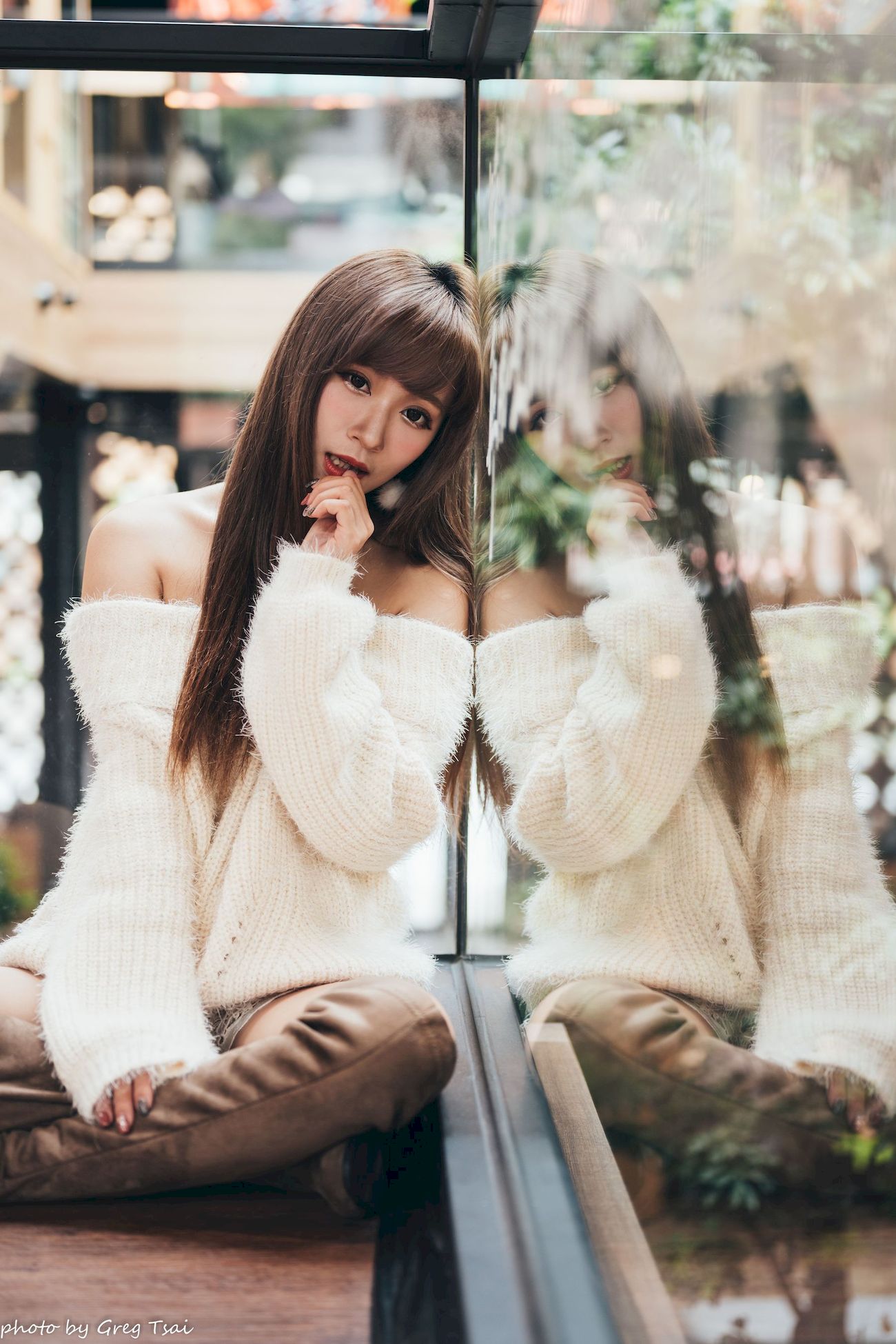 凯云身着‌白色毛绒针织上衣户外慵懒写真