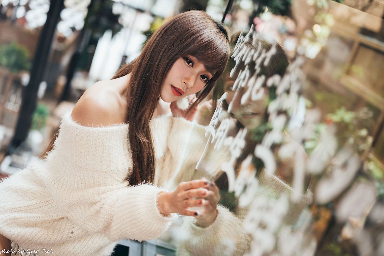 凯云身着‌白色毛绒针织上衣户外慵懒写真