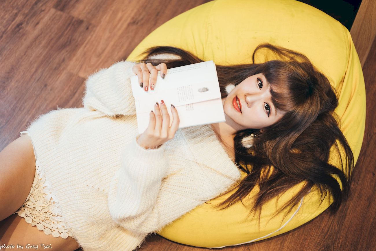 凯云身着‌白色毛绒针织上衣户外慵懒写真