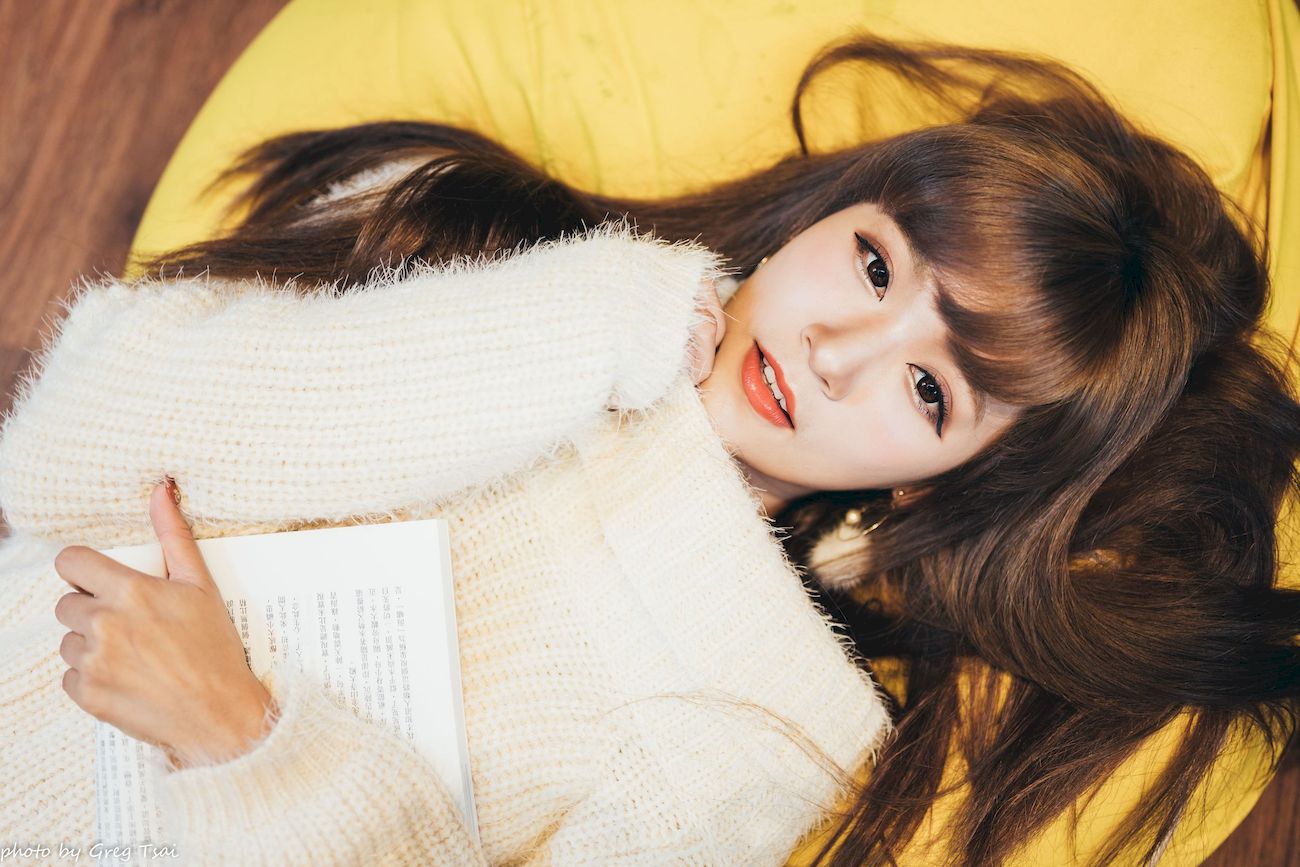 凯云身着‌白色毛绒针织上衣户外慵懒写真