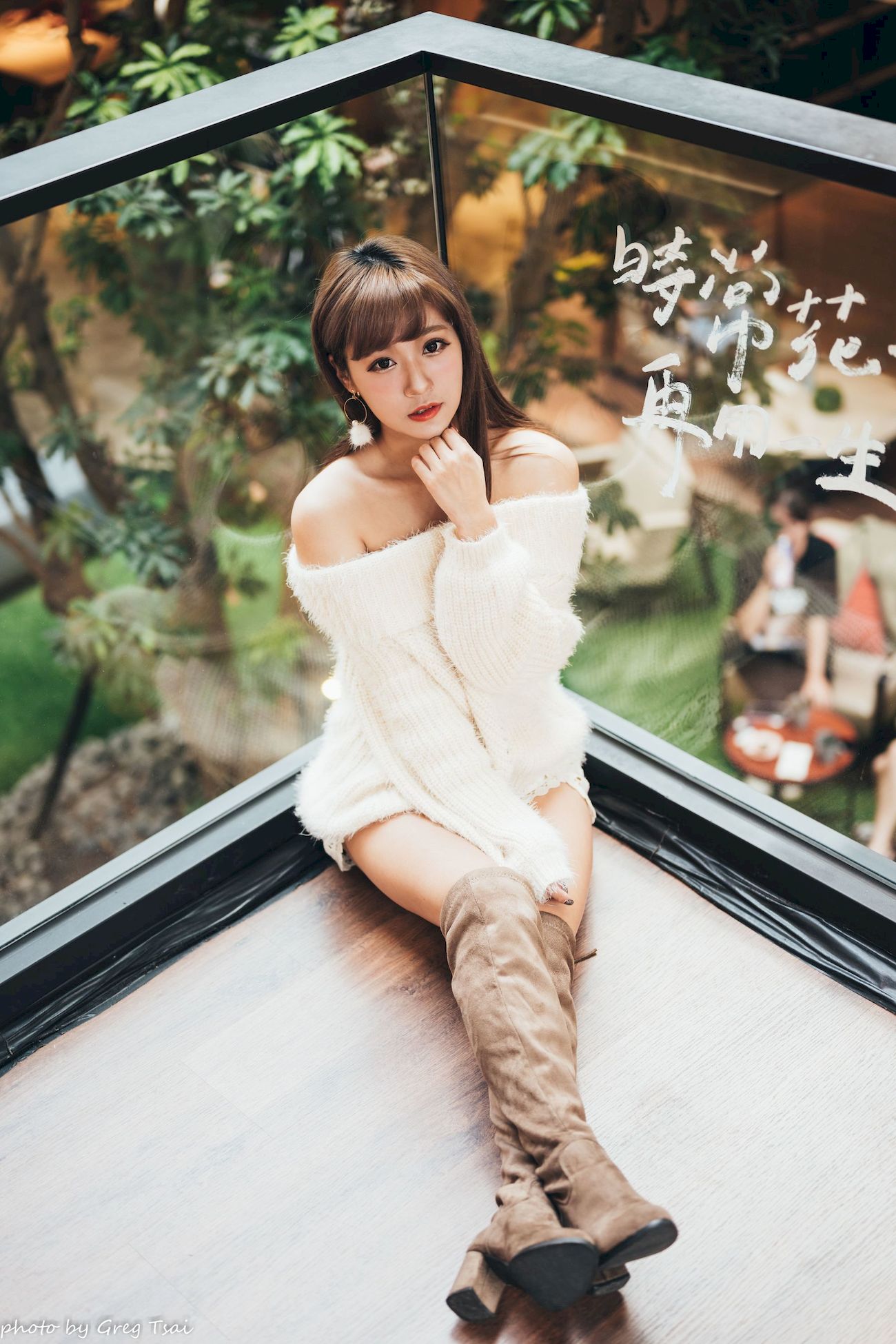 凯云身着‌白色毛绒针织上衣户外慵懒写真