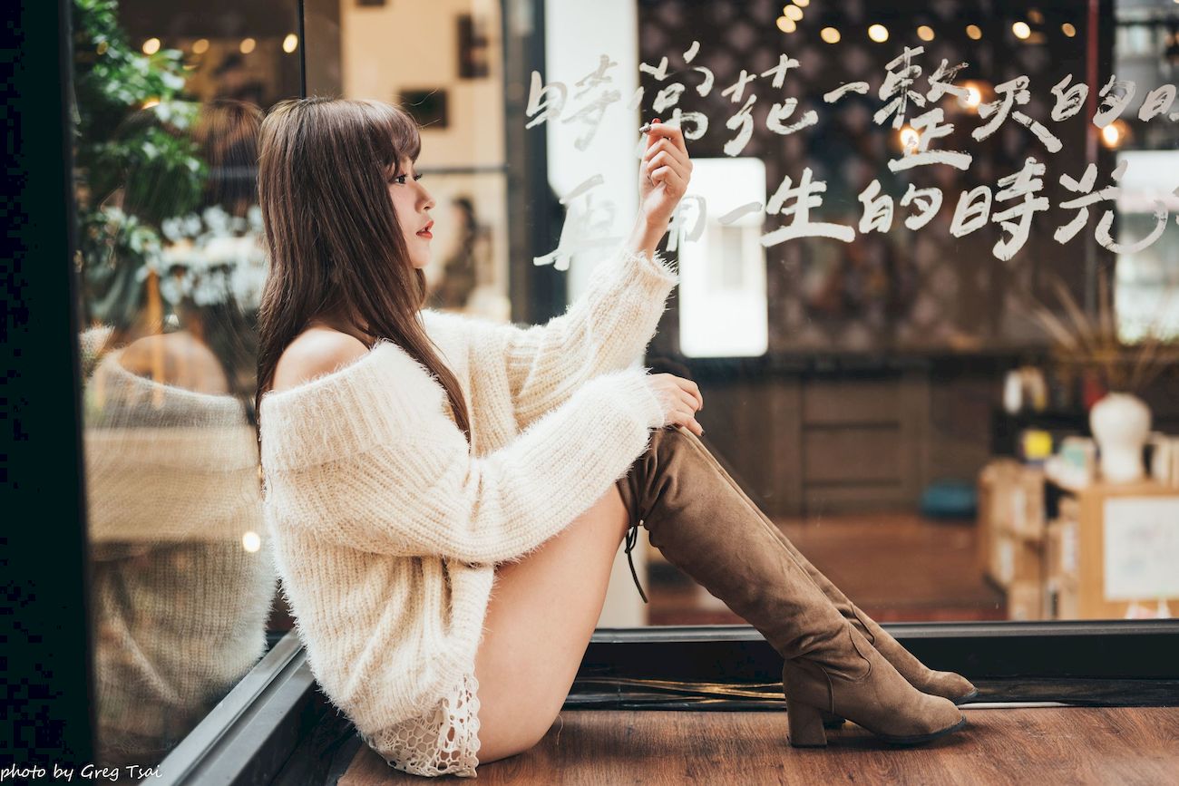 凯云身着‌白色毛绒针织上衣户外慵懒写真