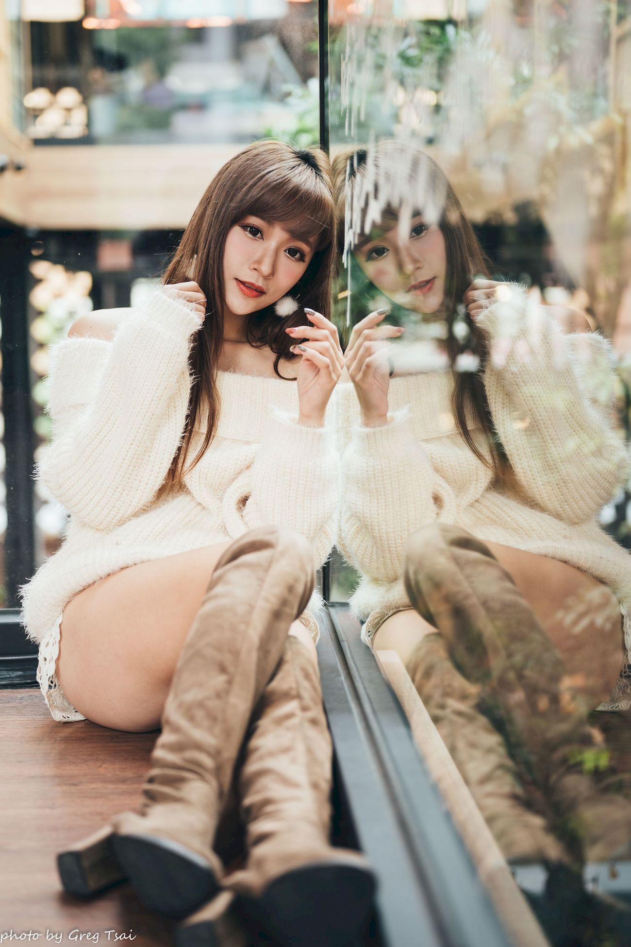 凯云身着‌白色毛绒针织上衣户外慵懒写真