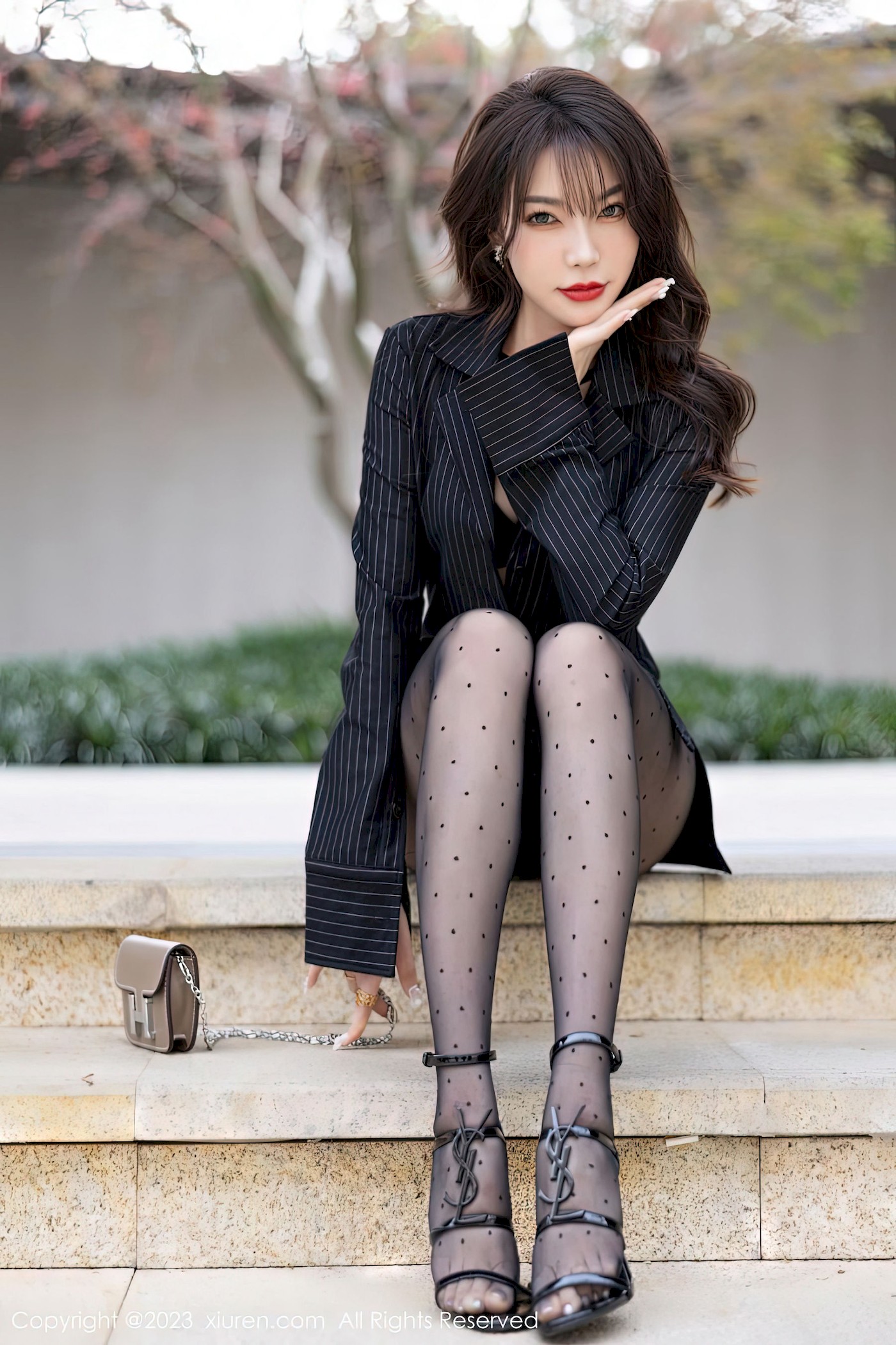 徐莉芝Booty - 条纹上衣+圆点黑丝性感写真