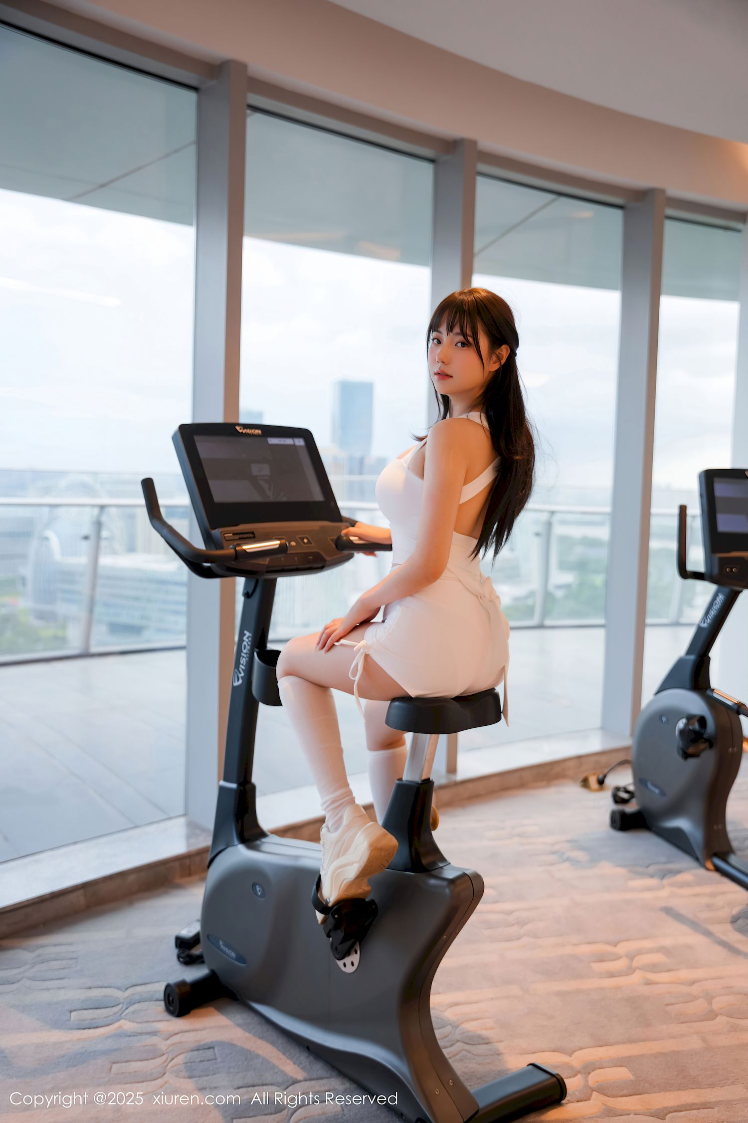 新人软情白色运动服健身房场景性感写真