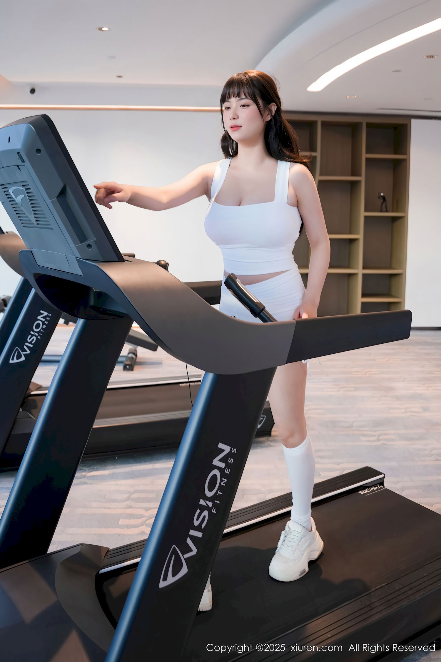 新人软情白色运动服健身房场景性感写真