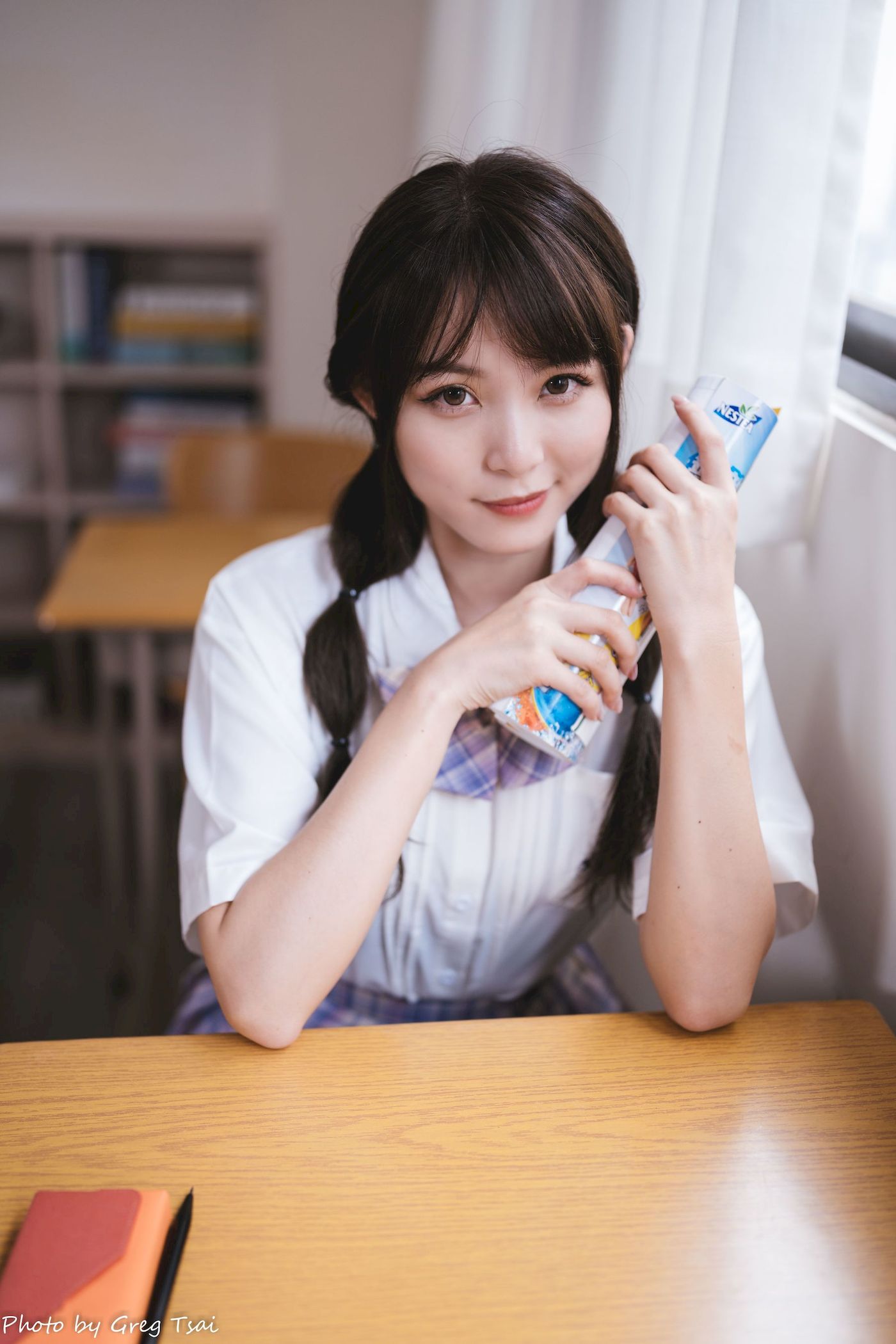 Ashley双马尾学生制服女友视角教室场景清纯写真