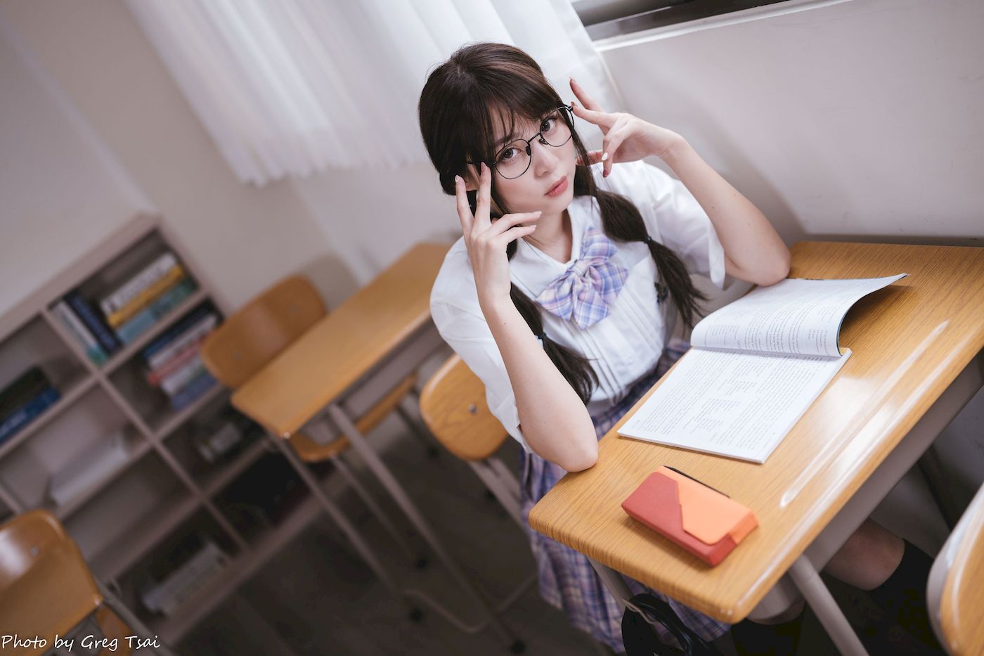 Ashley双马尾学生制服女友视角教室场景清纯写真