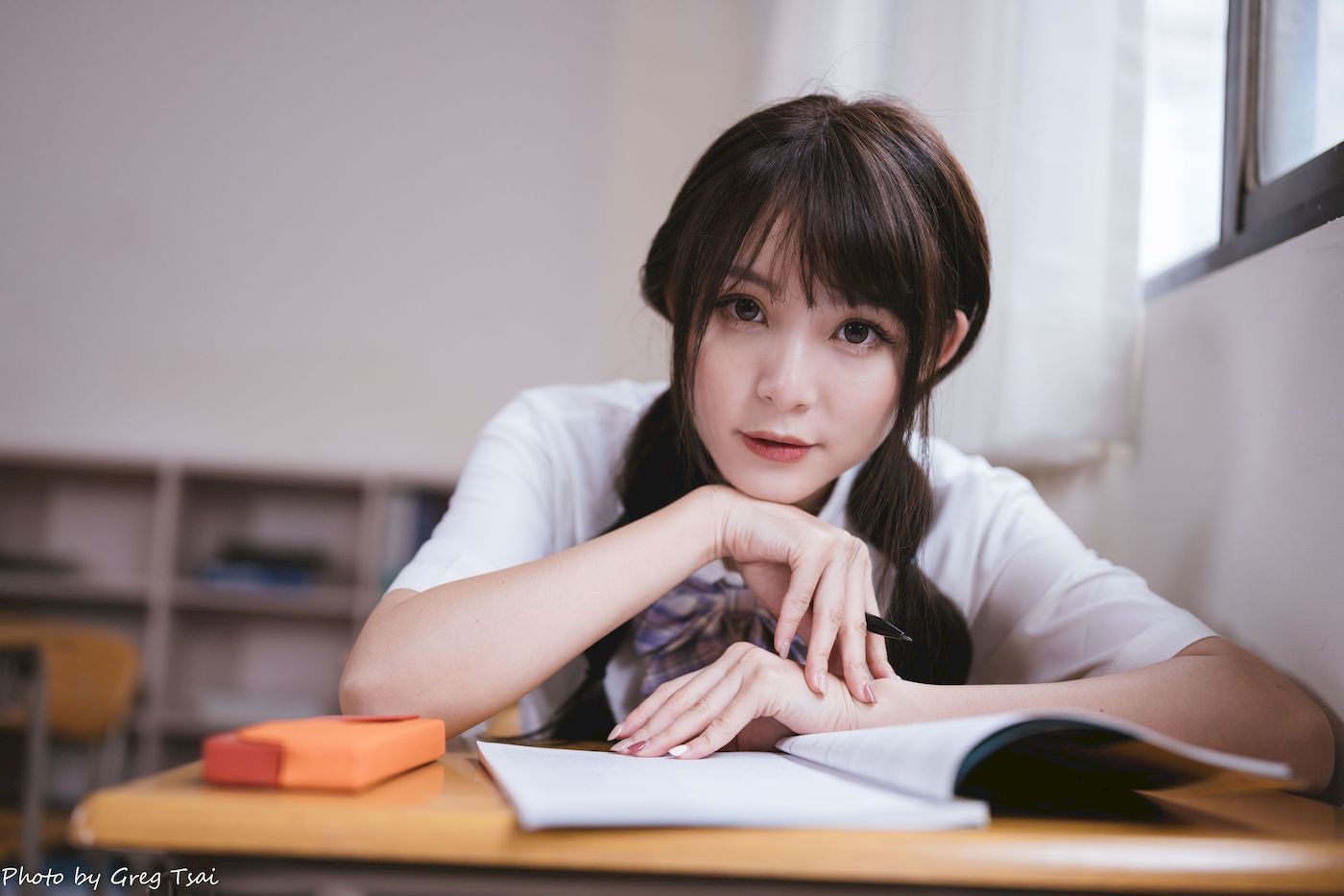 Ashley双马尾学生制服女友视角教室场景清纯写真