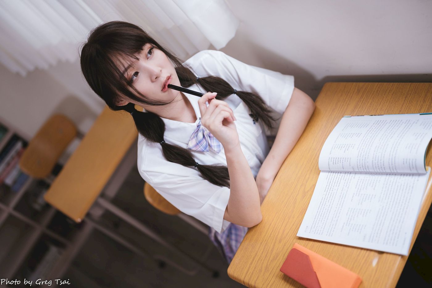 Ashley双马尾学生制服女友视角教室场景清纯写真