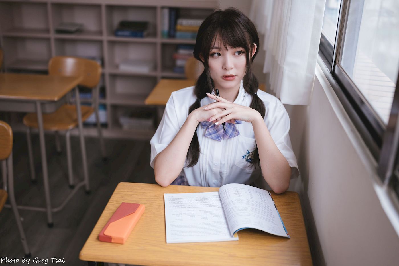 Ashley双马尾学生制服女友视角教室场景清纯写真