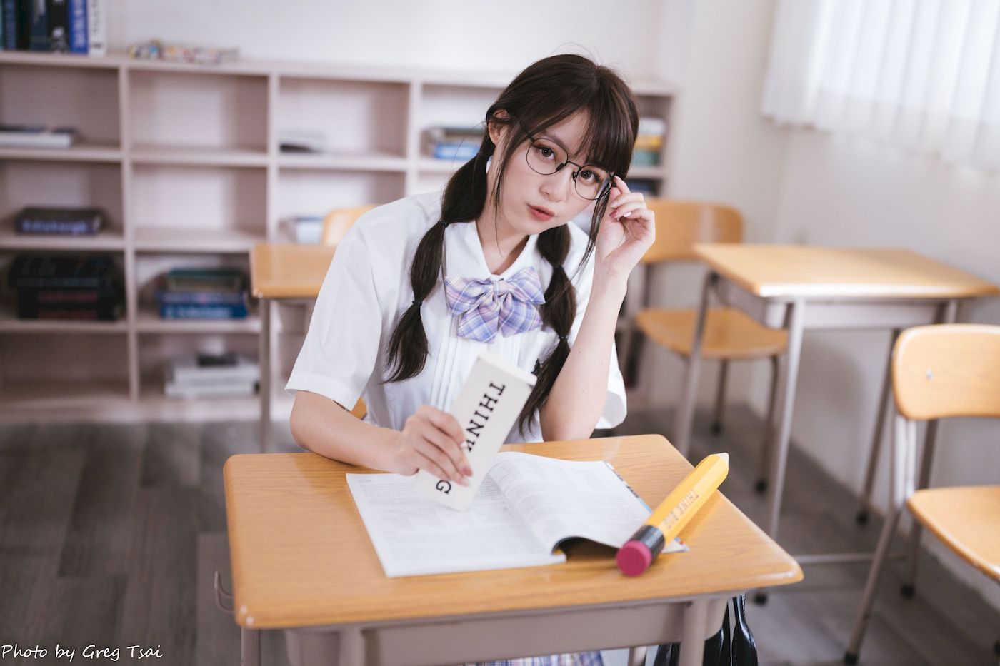 Ashley双马尾学生制服女友视角教室场景清纯写真