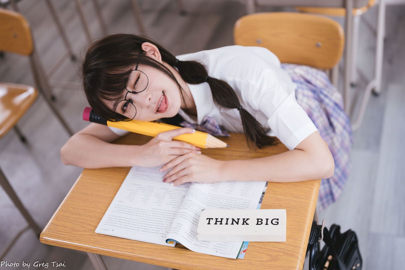 Ashley双马尾学生制服女友视角教室场景清纯写真