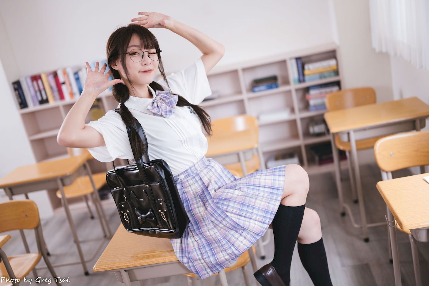 Ashley双马尾学生制服女友视角教室场景清纯写真