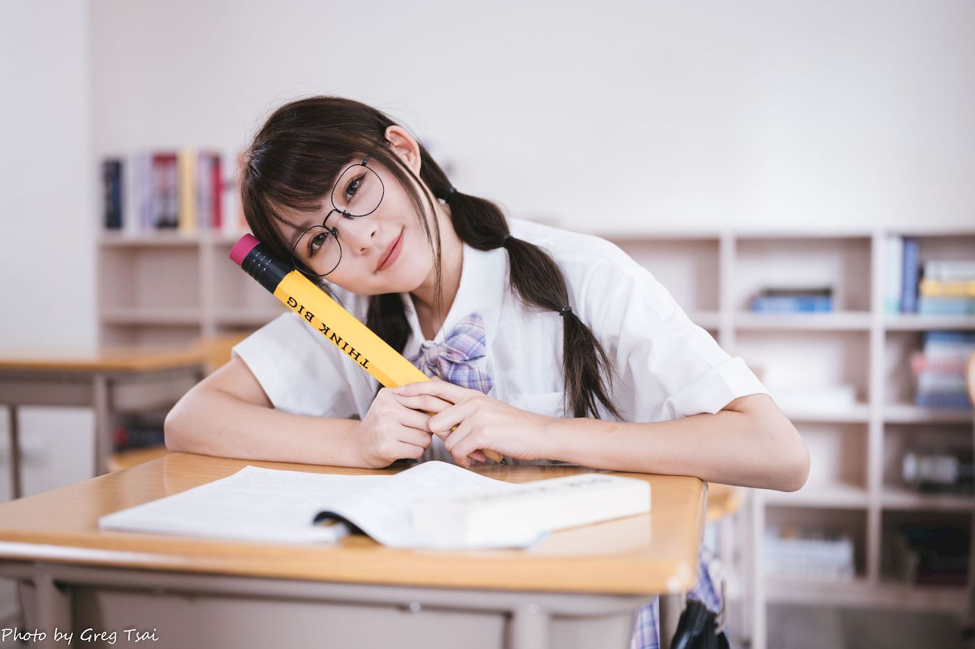Ashley双马尾学生制服女友视角教室场景清纯写真