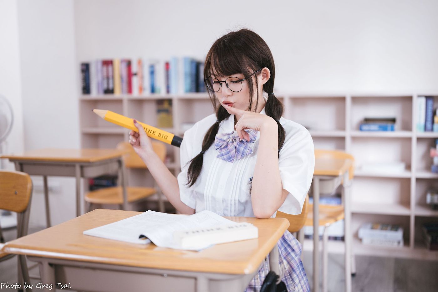 Ashley双马尾学生制服女友视角教室场景清纯写真