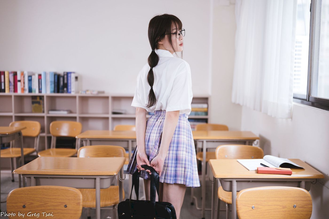 Ashley双马尾学生制服女友视角教室场景清纯写真