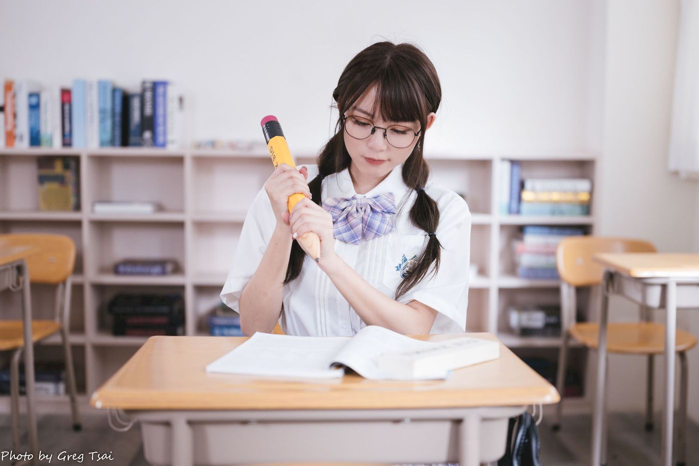 Ashley双马尾学生制服女友视角教室场景清纯写真