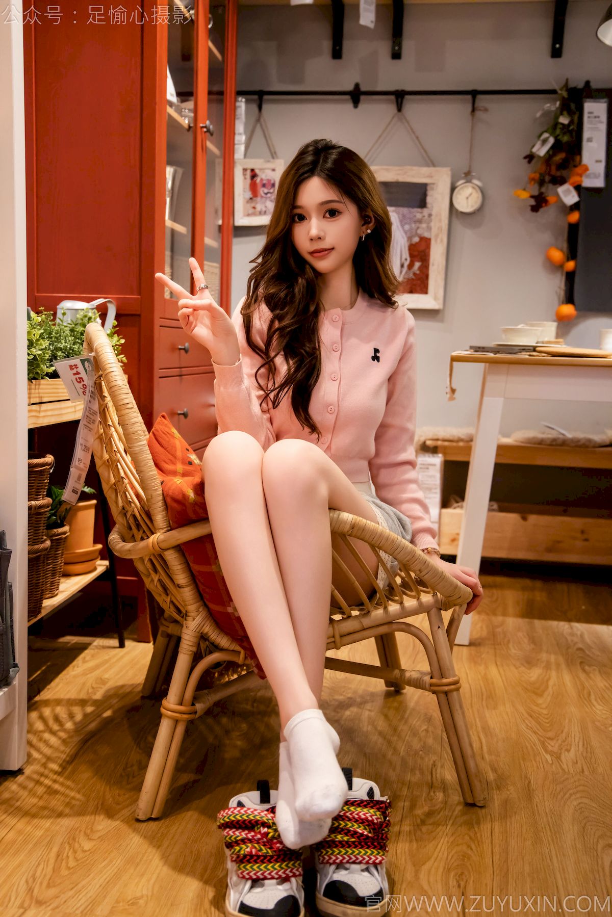 心凌粉色针织上衣灰色短裤写真