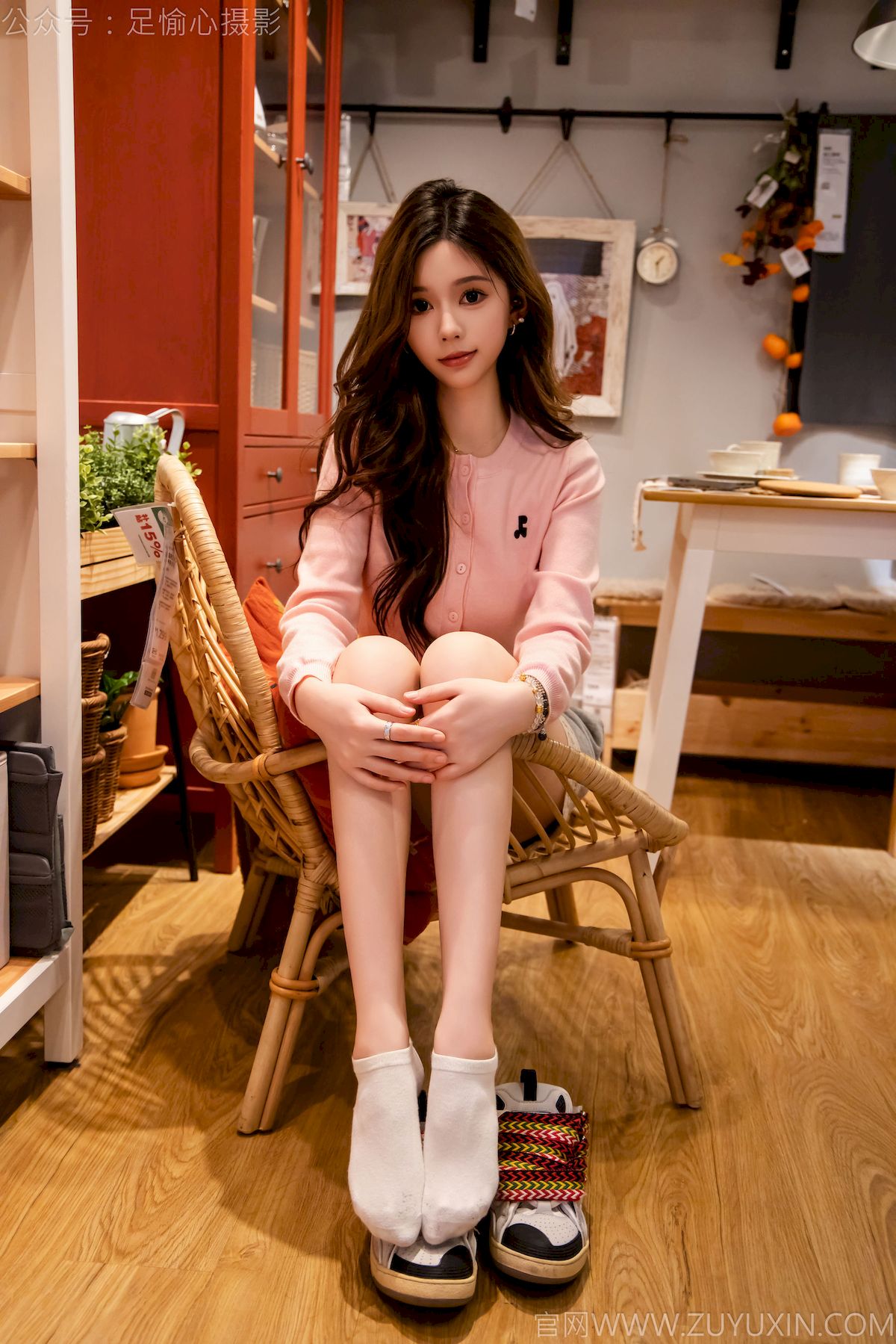 心凌粉色针织上衣灰色短裤写真