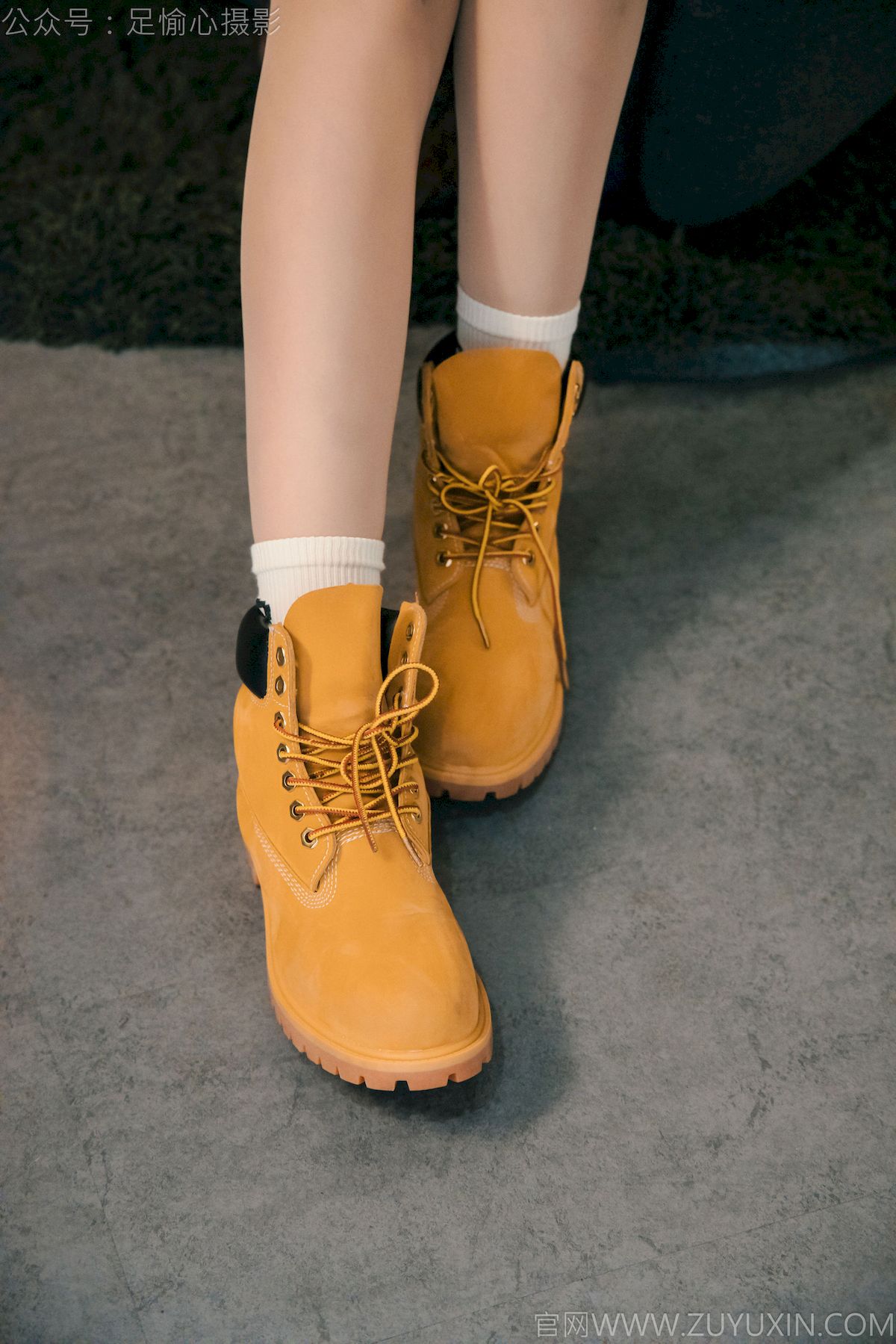 可乐红色冲锋衣黑白格纹裙写真