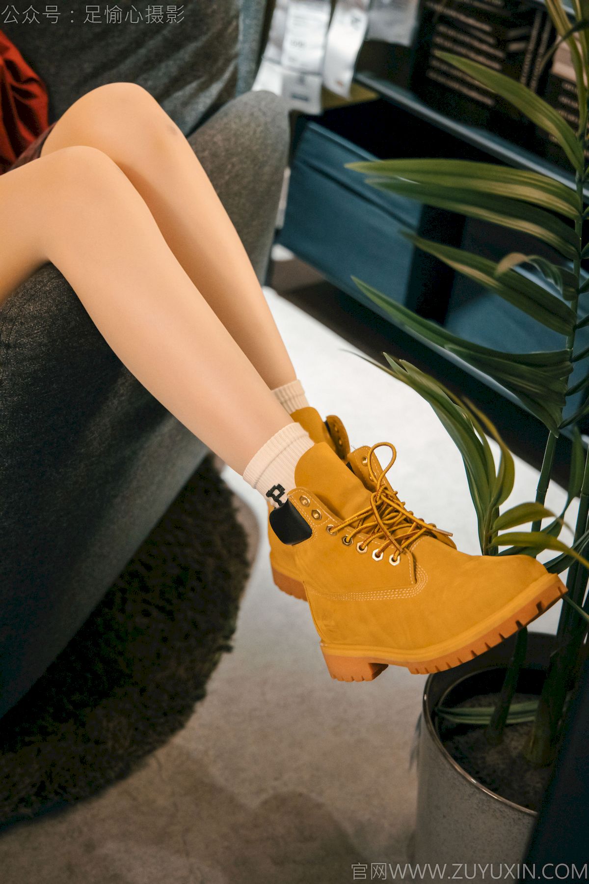 可乐红色冲锋衣黑白格纹裙写真