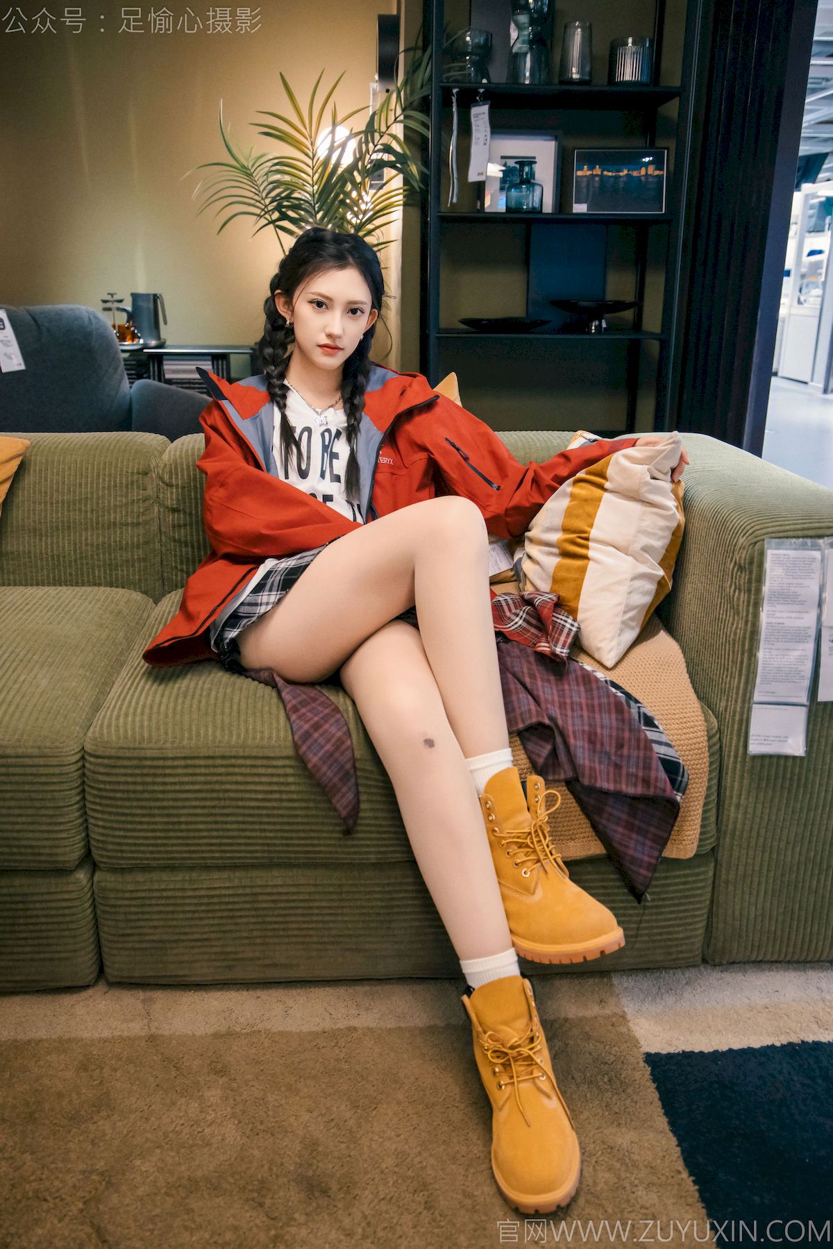 可乐红色冲锋衣黑白格纹裙写真