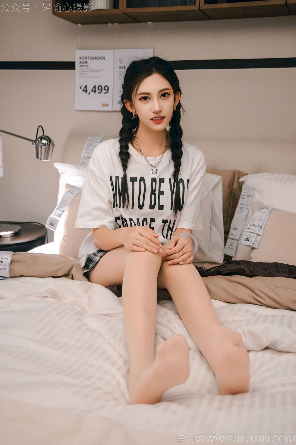 可乐红色冲锋衣黑白格纹裙写真