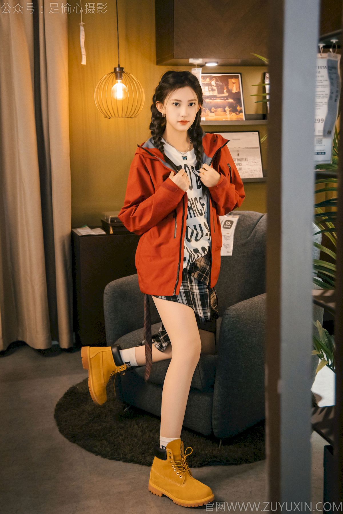 可乐红色冲锋衣黑白格纹裙写真