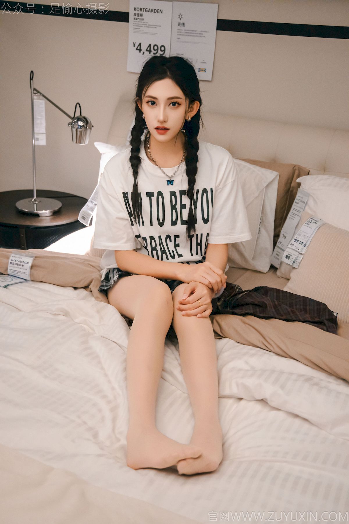 可乐红色冲锋衣黑白格纹裙写真