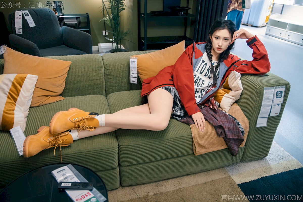 可乐红色冲锋衣黑白格纹裙写真