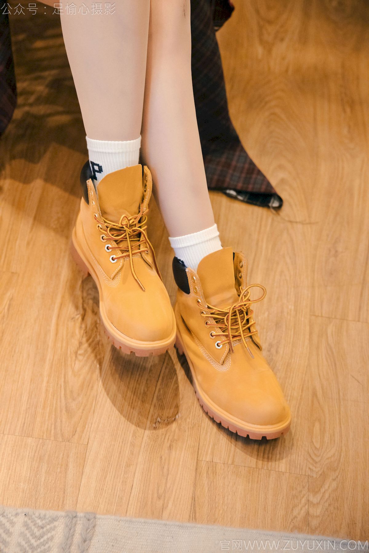 可乐红色冲锋衣黑白格纹裙写真