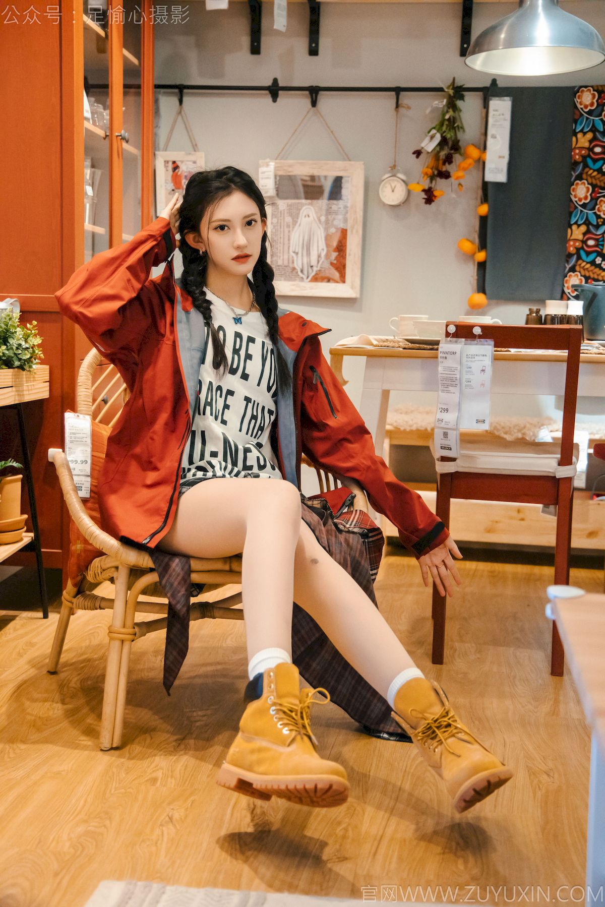 可乐红色冲锋衣黑白格纹裙写真