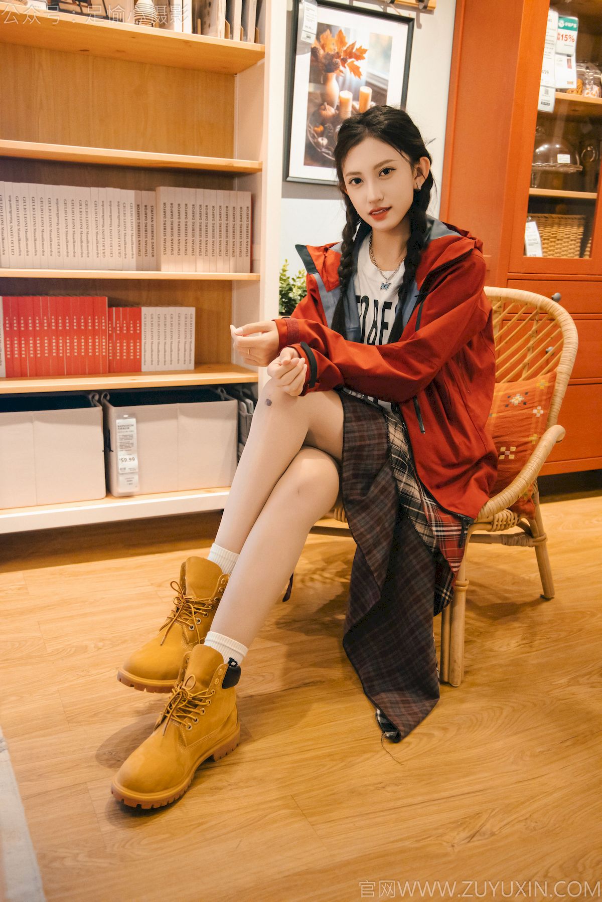 可乐红色冲锋衣黑白格纹裙写真