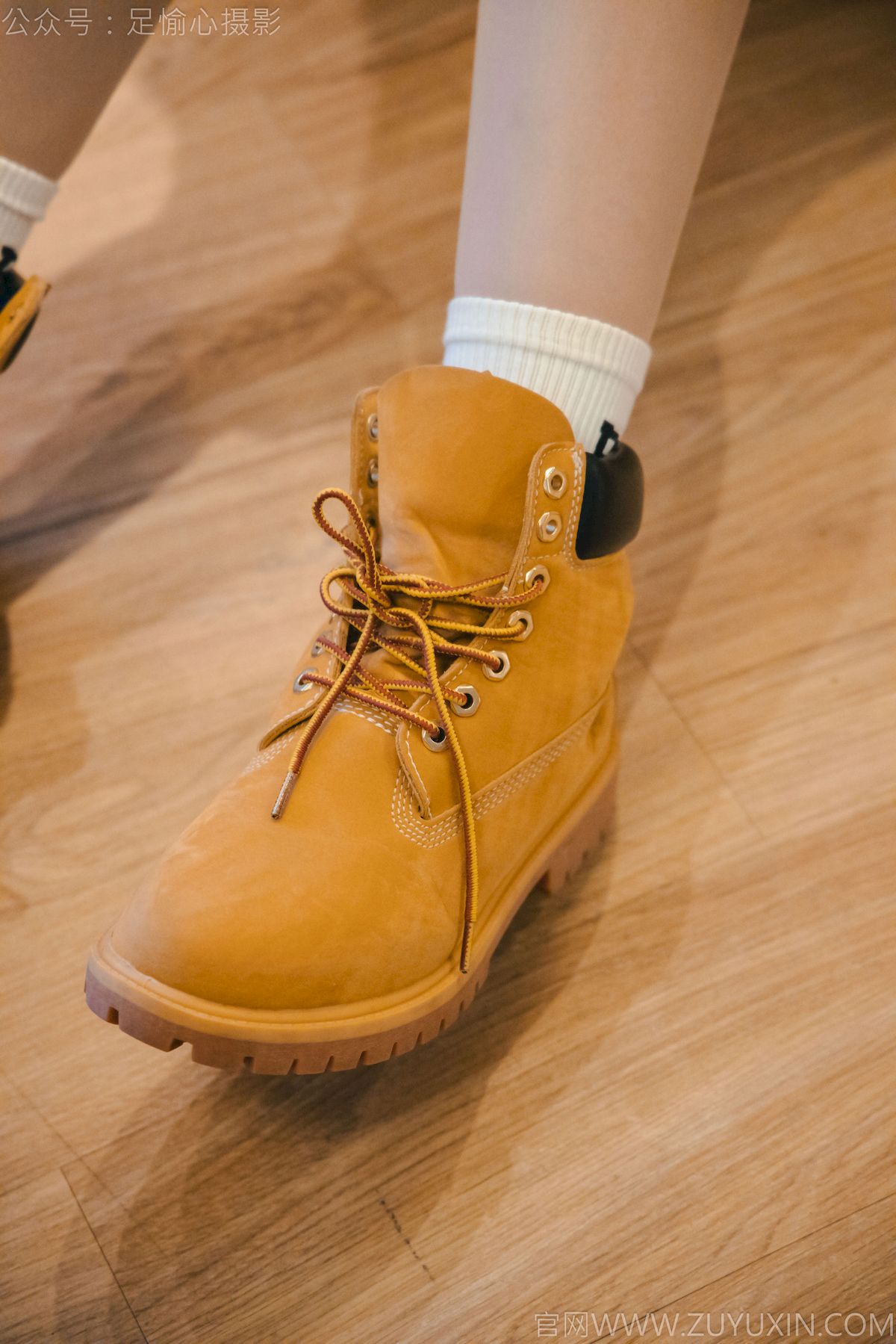 可乐红色冲锋衣黑白格纹裙写真