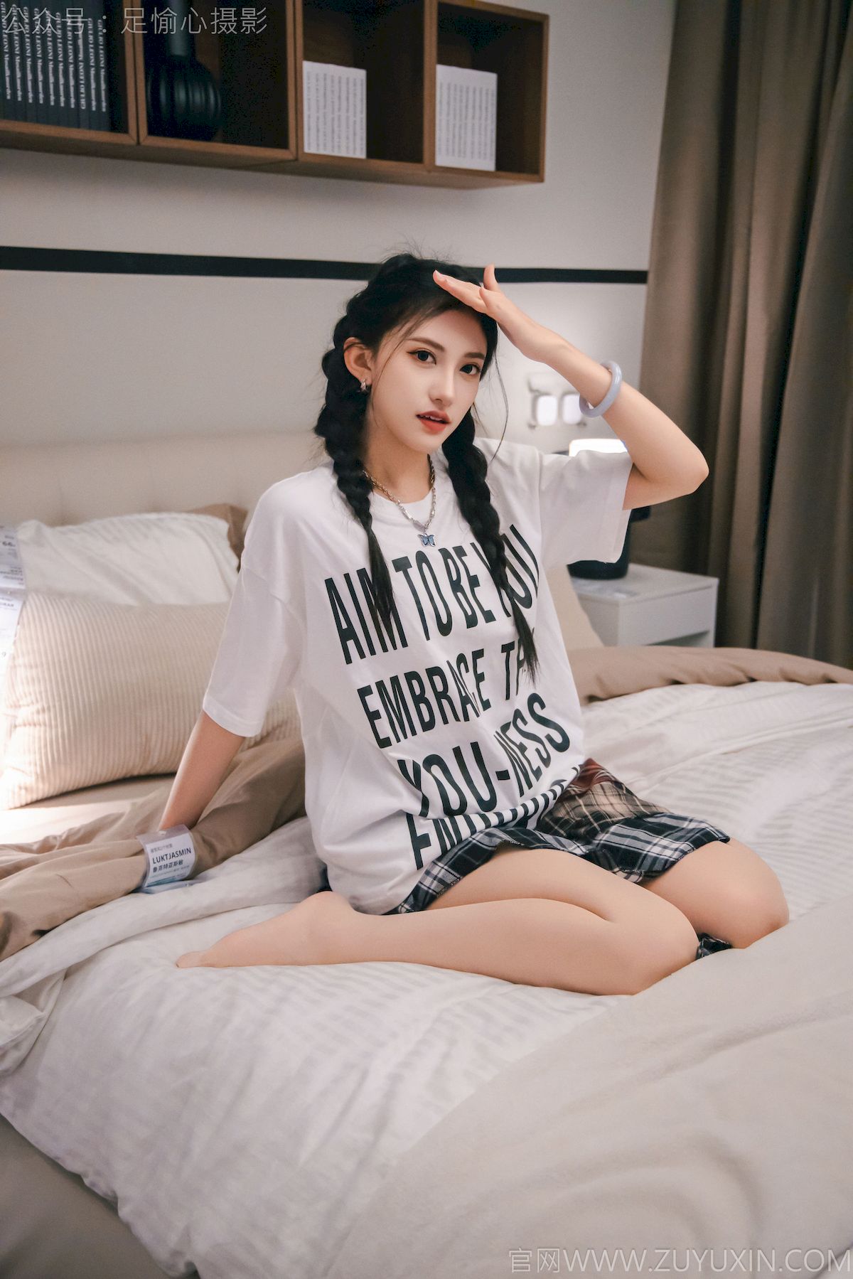 可乐红色冲锋衣黑白格纹裙写真