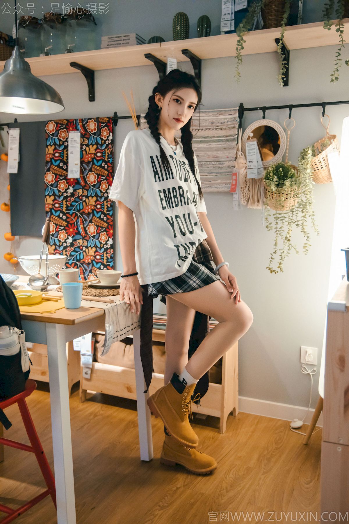 可乐红色冲锋衣黑白格纹裙写真