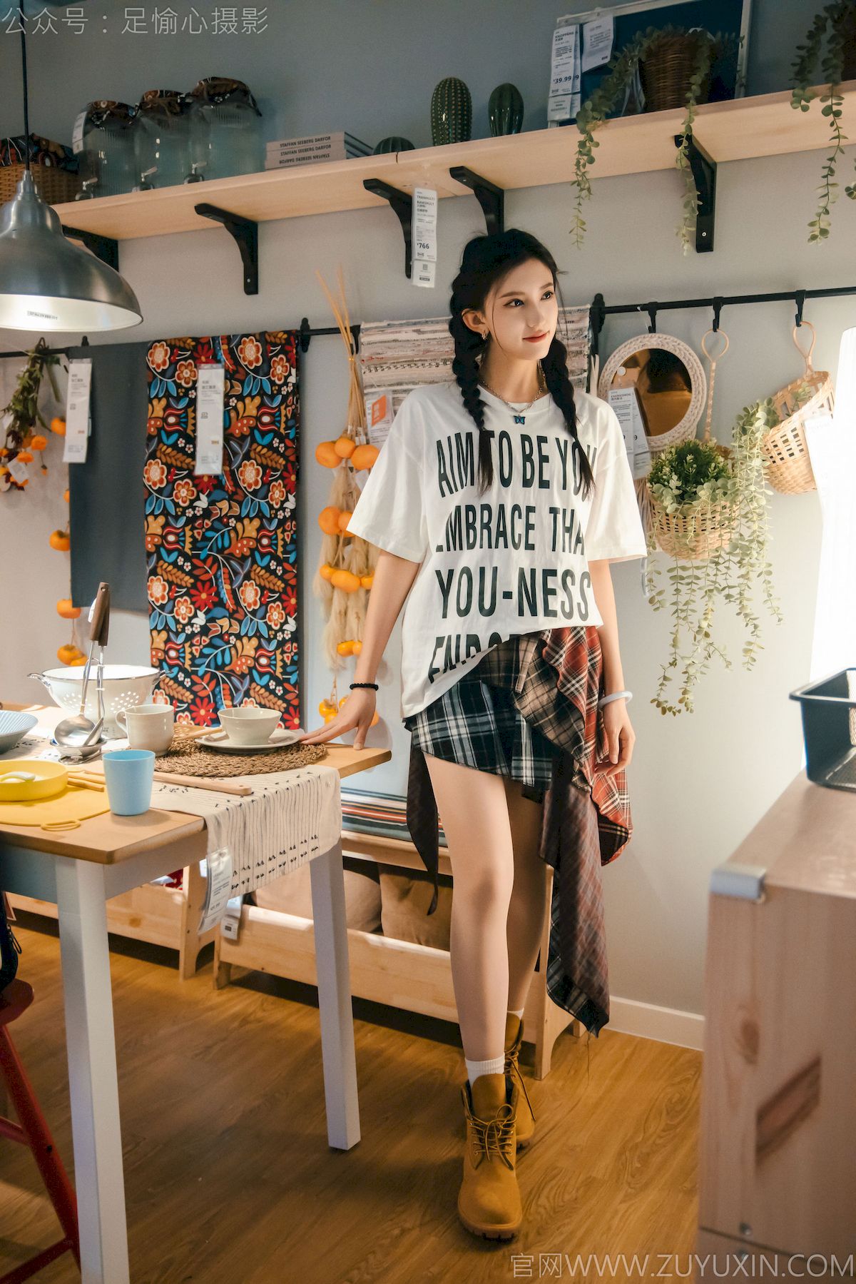 可乐红色冲锋衣黑白格纹裙写真