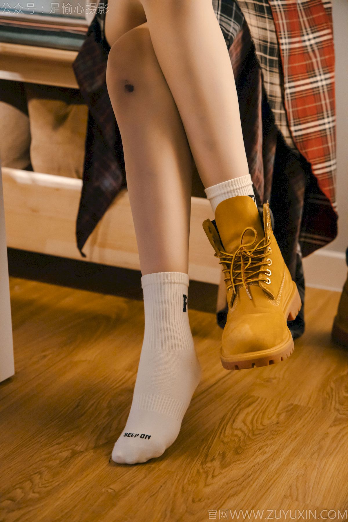 可乐红色冲锋衣黑白格纹裙写真